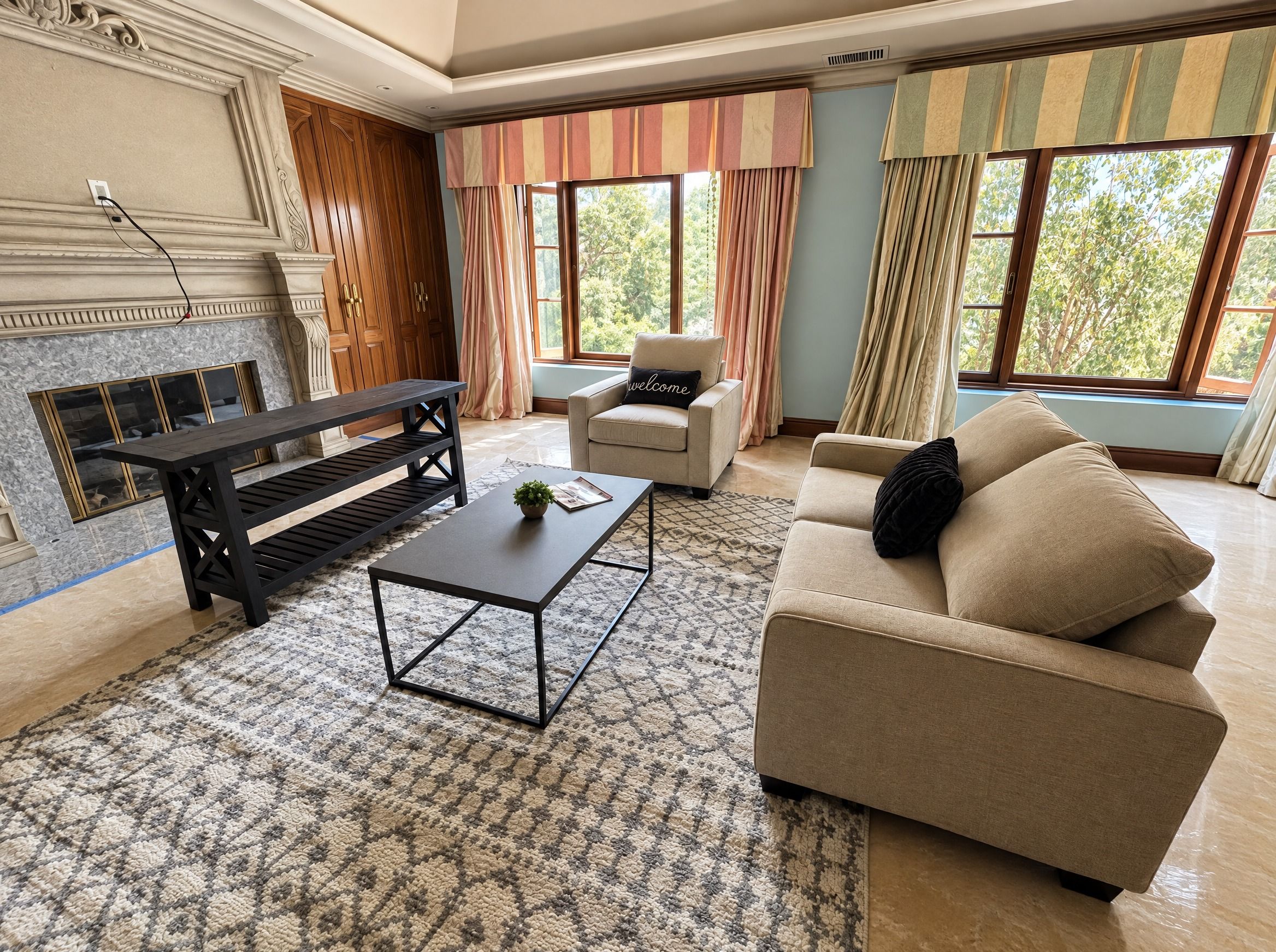 Green room with sofas and a coffee table